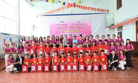 Hội Quý bà Việt Nam toàn cầu làm thiện nguyện tại Trung tâm Công tác xã hội và Quỹ Bảo trợ trẻ em tỉnh Hòa Bình