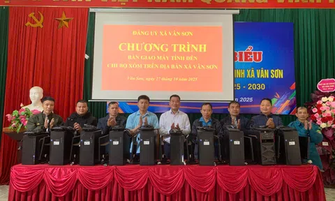 Xã Vân Sơn (Phú Thọ): Bàn giao 10 bộ máy tính cho các chi bộ xóm, thúc đẩy chuyển đổi số từ cơ sở