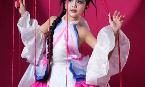 Mẫu nhí Vũ Tú Linh tự tin xuất hiện nổi bật trên sàn diễn Fashion