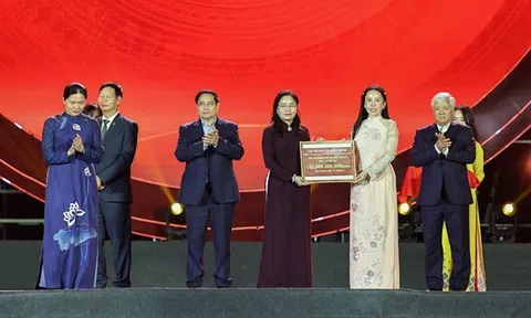 Thủ tướng kêu gọi chung sức đồng lòng, chia sẻ với đồng bào miền Trung