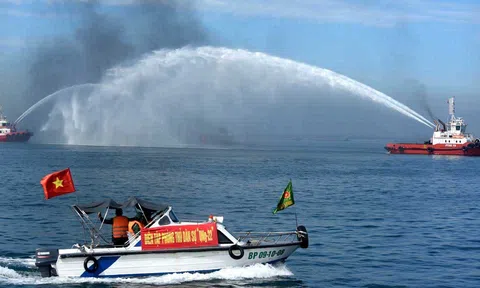 Quảng Ngãi: Diễn tập xử lý tình huống cháy tàu và ứng phó sự cố tràn dầu tại cảng xuất sản phẩm Nhà máy lọc dầu Dung Quất