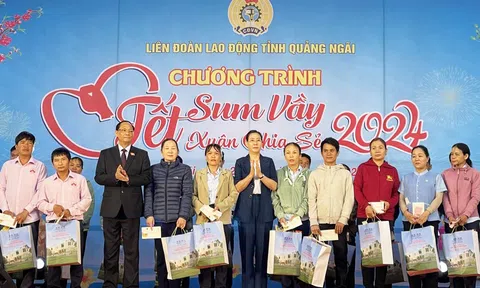 Thượng tướng Trần Quang Phương, Phó Chủ tịch Quốc hội tham dự Chương trình “Tết Sum vầy - Xuân chia sẻ 2024” và Phiên chợ Tết công đoàn tại Quảng Ngãi