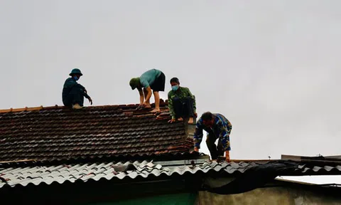 Lốc xoáy làm nhiều ngôi nhà tại xã vùng núi Hà Tĩnh bị tốc mái