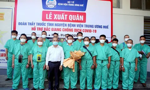 Lực lượng Y, bác sĩ Bệnh viện Trung ương Huế lên đường hỗ trợ Bắc Giang chống dịch Covid-19