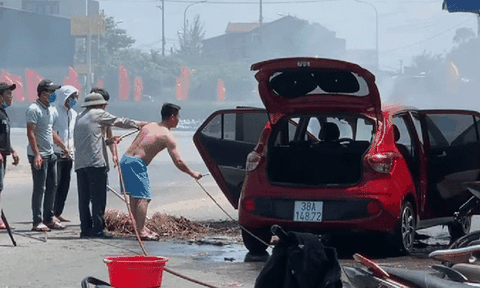 Hà Tĩnh: Xe ô tô bốc cháy do bị cuốn rơm rạ, chủ xe chạy thoát ra ngoài