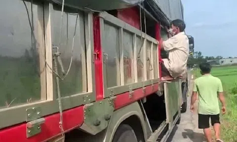 Phát hiện phương tiện chở 8 người trốn trong thùng xe tải để trốn chốt kiểm dịch