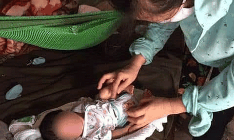 Hà Tĩnh: Xót xa bé trai sơ sinh bị bỏ rơi gần trang trại chăn nuôi