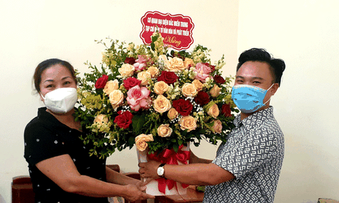 Cơ quan Đại diện Bắc Miền Trung Tạp chí điện tử Văn hóa và Phát triển chúc mừng ngành Tuyên giáo Nghệ An nhân ngày truyền thống