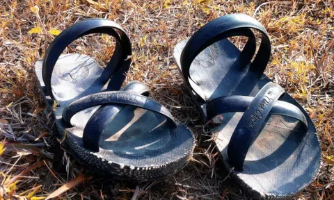  “Đôi dép Bác Hồ, Bác đi từ ở chiến khu Bác về”