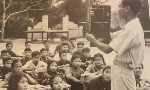 Thầy giáo thương binh