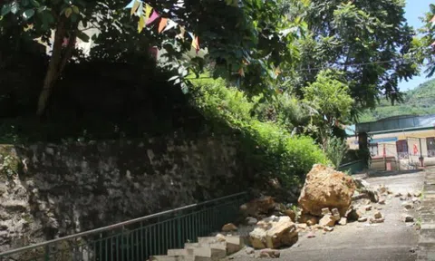 Mường Lát (Thanh Hóa): Trường sạt lở, cô trò phải học nhờ nhà văn hóa xã