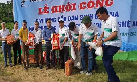 Câu lạc bộ Tennis báo chí Nghệ An xây dựng cầu cho bà con bản Na