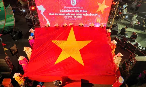 Biên Hòa: “Biển người” đến xem bắn pháo hoa đêm 28/4