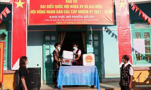 Phấn khởi bầu cử sớm nơi huyện đảo Trường Sa (Khánh Hòa) và 6 xã ở Nam Giang (Quảng Nam)