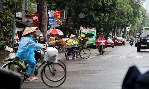 Mưa dông vào chiều tối và đêm rải rác khắp ba miền cả nước, đề phòng lốc, sét, mưa đá, gió giật mạnh