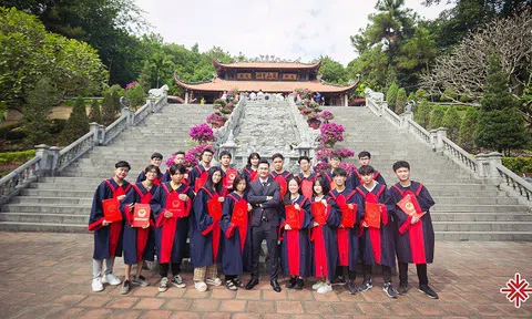 Thầy giáo Dương Hà, người dâng cho đời hàng ngàn "trái ngọt hoa thơm"