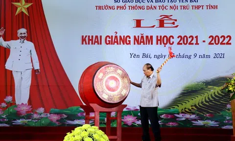 Chủ tịch nước Nguyễn Xuân Phúc dự khai giảng năm học mới tại Trường Phổ thông Dân tộc nội trú THPT tỉnh Yên Bái