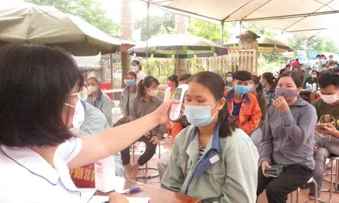 Phú Thọ: Trung tâm Y tế huyện Tân Sơn không thu phí khám sàng lọc tiêm vắc xin COVID -19