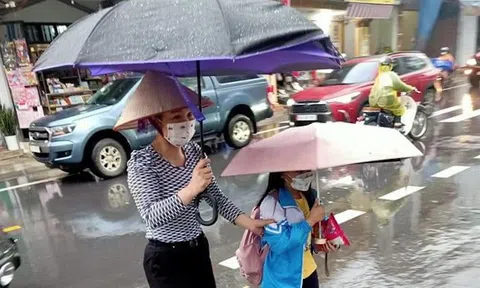 Phú Thọ: Các thầy cô giáo đội ô đón học sinh dưới trời mưa lớn
