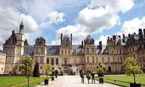 Thăm lâu đài Fontainebleau - Nhớ về Hội nghị  Fontainebleau