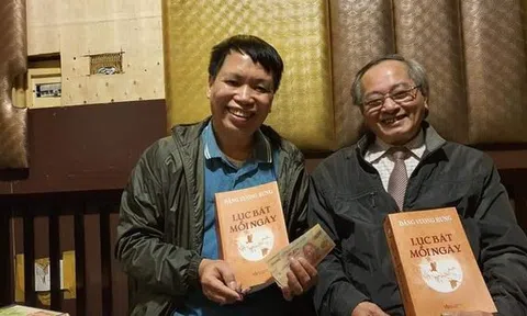 "Bác Hồ" đến thăm và mua ủng hộ "Lục bát mỗi ngày"