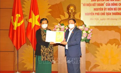 Chứng nhận bản quyền tác phẩm 'Vũ điệu kết đoàn' của đồng chí Tòng Thị Phóng