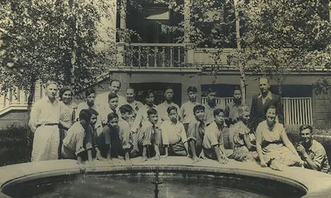 Ai là người đầu tiên đã dịch hai tình khúc nổi tiếng "Chiều Moskva" và "Đôi bờ" ra tiếng Việt?