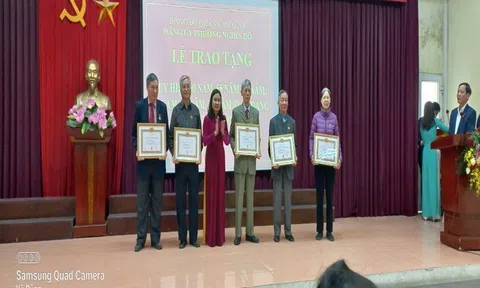 Hà Nội: Đảng ủy phường Nghĩa Đô trao tặng 41 Huy hiệu Đảng đợt 2 năm 2021