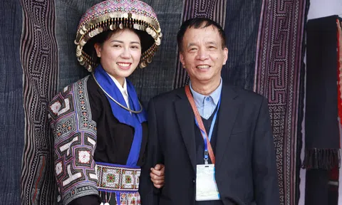 Rực rỡ sắc mầu trang phục Mông