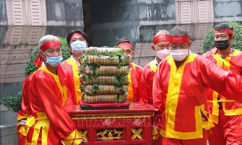Lễ dâng cúng bánh tét lên Quốc tổ Hùng Vương tại TP Hồ Chí Minh