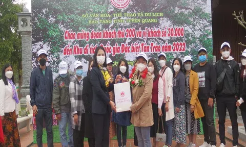 Tuyên Quang: Tặng qùa du khách thứ 30.000 đến từ Kiên Giang thăm Tân Trào dịp đầu xuân