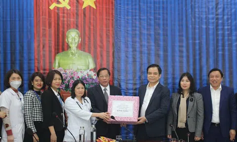 Nhân sắp tới Ngày Thầy thuốc Việt Nam (27/2): Lãnh đạo tỉnh chúc mừng phòng khám đa khoa Phú Thọ tại Yên Bái