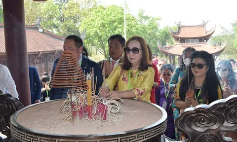Phú Thọ: Đoàn đại biểu kiều bào tiêu biểu dâng hương tưởng niệm các Vua Hùng
