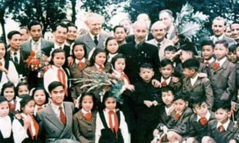 "Dân ta phải biết sử ta/Cho tường gốc tích nước nhà Việt Nam"
