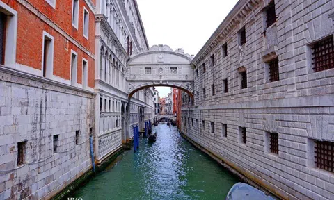 Cầu THAN THỞ ( Ponte dei Sospiri ) Venice - Italia