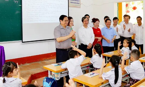 Thủ tướng Chính phủ Phạm Minh Chính thăm Trường Tiểu học thị trấn Yên Lập và Trường THPT Yên Lập (Phú Thọ), kiểm tra chuẩn bị khai giảng năm học mới
