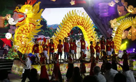 Đặc sắc đêm khai hội thành Tuyên 2022