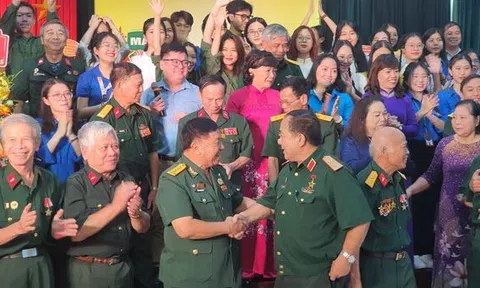 Đại tá CCB Trần Trọng Giá từ tác giả lục bát "Gửi lại dòng sông" đến Trưởng ban vận động thành lập CLB "Trái tim người lính Thủ đô"