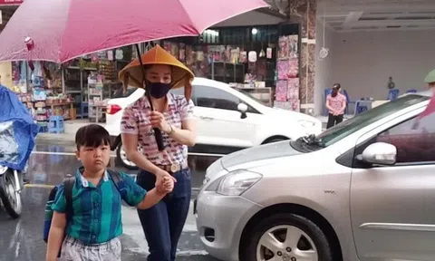 Phú Thọ: Giáo viên Tiểu học Đinh Tiên Hoàng (Việt Trì) đội ô che mưa đón học sinh đến trường