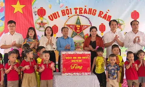 Phú Thọ: Lãnh đạo huyện  Phù Ninh tặng quà trung thu cho các cháu trường mầm non