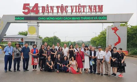 Thăm quan làng văn hóa Đồng Mô (Bút ký)
