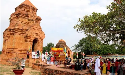 Bình Thuận: Lễ hội Katê của đồng bào Chăm theo đạo Bà la môn thu hút khách tham quan, du lịch