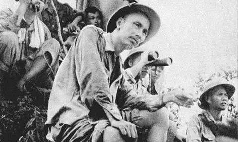 Bức ảnh nổi tiếng "Bác Hồ ở mặt trận Đông Khê năm 1950"