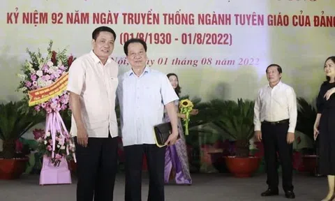 "Quan" làm thơ !