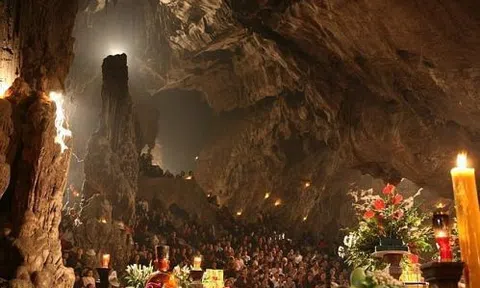 Hà Nội: Khai hội chùa Hương  - Một trong những lễ hội lớn nhất Việt Nam - Lưu giữ nét đẹp văn hóa tâm linh