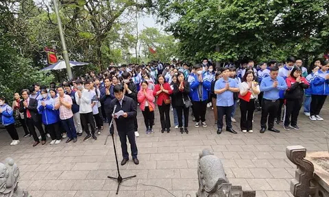 Phú Thọ: Ngành Giáo dục thành phố Việt Trì dâng hương tri ân công đức các Vua Hùng