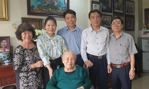 Thăm mẹ Doãn Ngọc Trâm, thân mẫu của Anh hùng Liệt sĩ Đặng Thùy Trâm