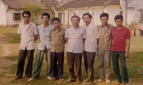 Một kỷ niệm 34 năm trước: Tất cả đều đi dép và bỏ áo ngoài quần !