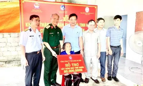 Trao nhà tình nghĩa cho mẹ Lê Thị Hiên