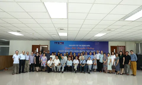 Cán bộ hưu trí Ban biên tập Tin trong nước TTXVN gặp mặt truyền thống nhân kỷ niệm 98 năm ngày Báo chí CMVN